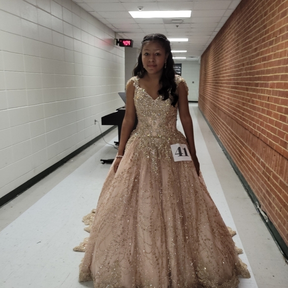 Pageant/ Quinceañera Dress.          Ariana Vara, Rose Gold, size 6 - Picture 12 of 13